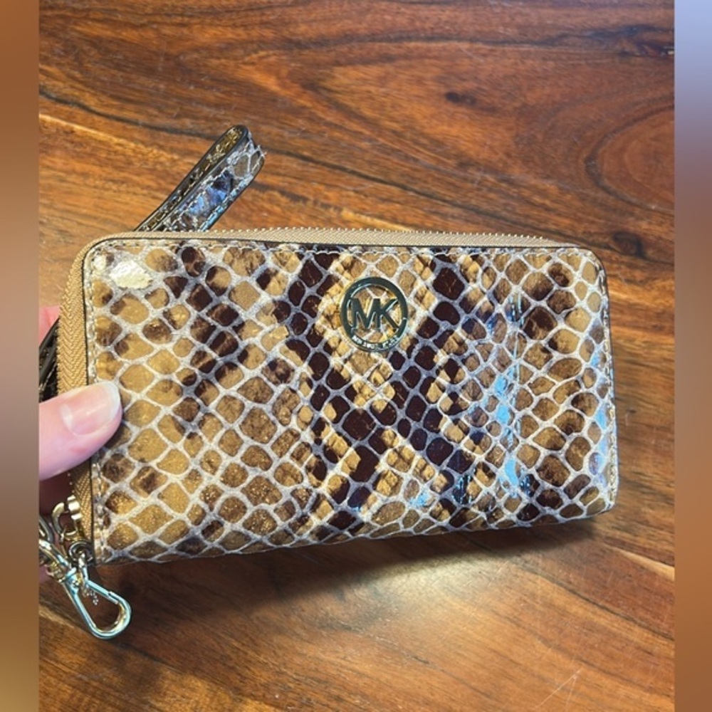 Micheal kors zip up wallet wristlet snakeskin